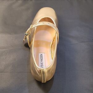 BRAND NEW STEVE MADDEN BALLET WITH STRAP CHIC GOLD MARY JANE